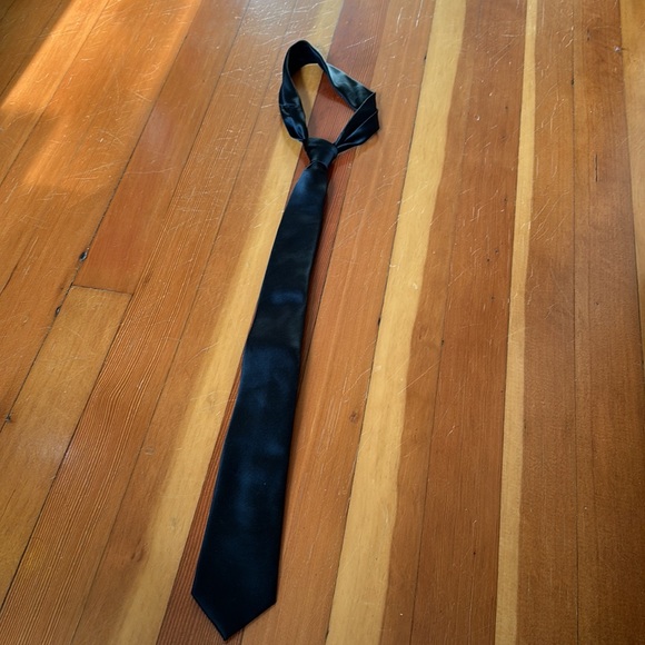Black satin Le Chateau tie - Picture 4 of 4